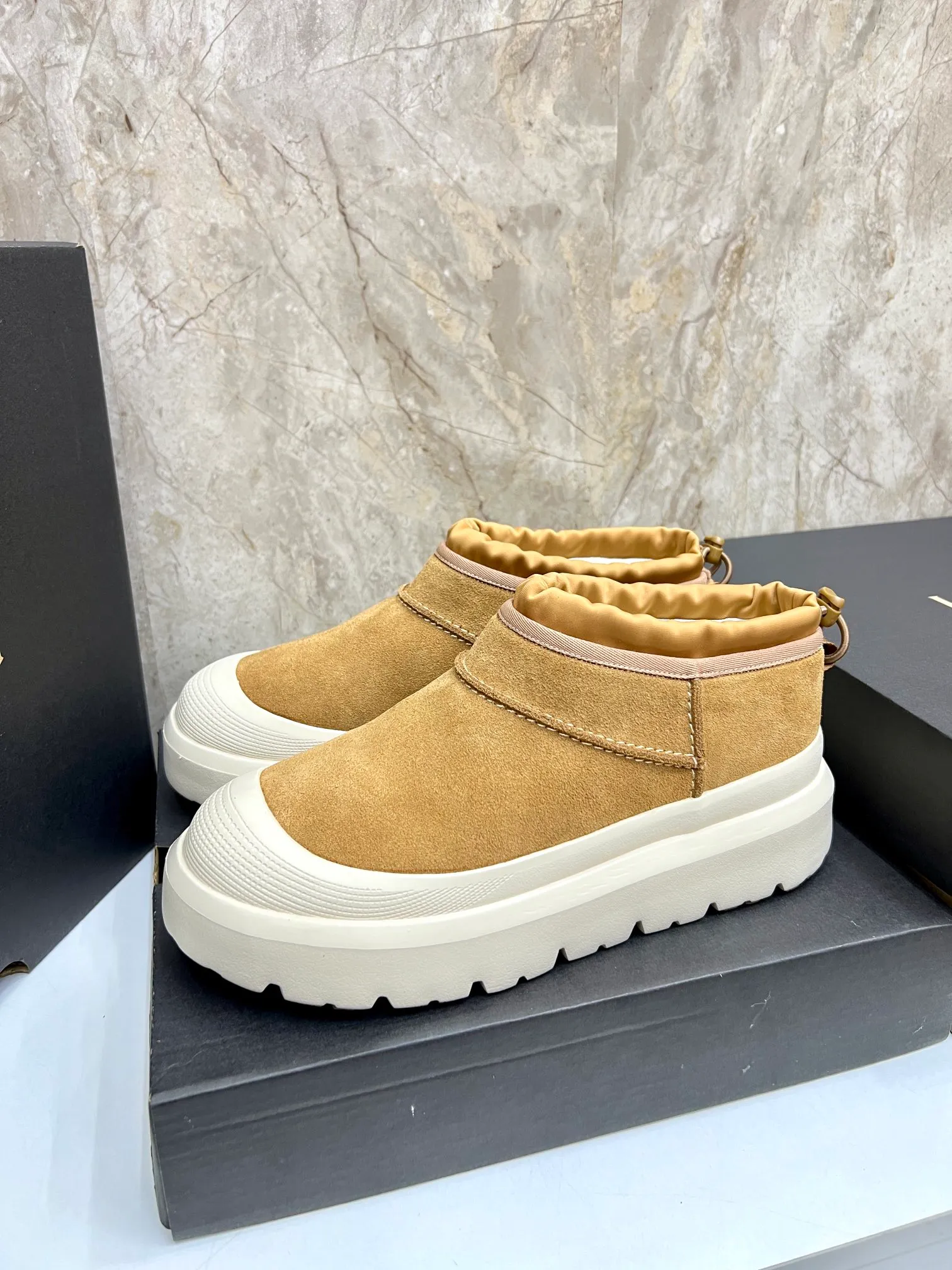 Men's men's shoes💰: 540💰couples style👫 UGG Tasman Weather Hybrid one-second snow boots👢 Wang Yibo's same 👏 classic Tasman shoe is designed with environmentally friendly waterproof and snowproof material, which is both fashionable and functional. At the same time, it is paired with the new UGG Keen furry color-blocked jacket. Bright orange and maroon collide to create a new light outdoor style and open up a new travel experience in early autumn! Using the best materials, the 17mm fur-integrated surface is warmer and more breathable, and the outsole is upgraded to a lightweight and wear-resistant light wing technology outsole! Size: Women’s size 35-40 / Men’s size 38–44 (45 customized) Official website color